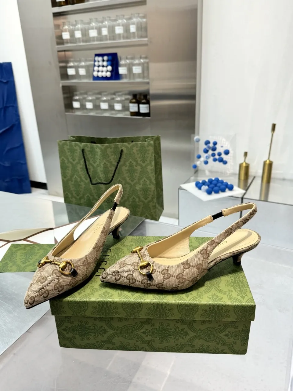 👟👟Ex-factory price 440👟👟 (genuine leather sole +40) Gucci Signoria pumps are named after the central square of Florence, recreating the classic and elegant style of the birthplace of the brand. Combining shiny patent leather with a pointed toe, these shoes are embellished with Gucci's signature chain, adding a stylish edge to your new season wardrobe. Upper: Made of first-layer imported patent cowhide/sheepskin lining. Outsole: rubber non-slip outsole/genuine leather outsole. Size: 35-42 (34/41 42 customized, non-refundable)